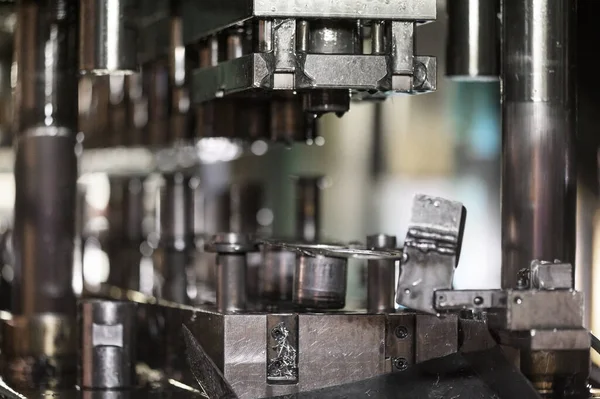 Máquina de estampado de prensa hidráulica para formar chapa metálica, fabricación de metalurgia industrial — Foto de Stock
