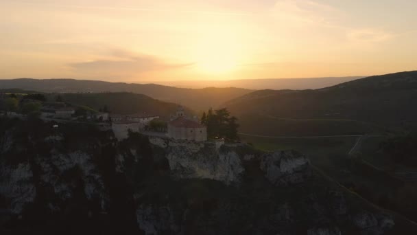 Vue aérienne du sanctuaire de Santa Casilda au coucher du soleil, province de La Bureba Burgos, Castille-Léon . — Video