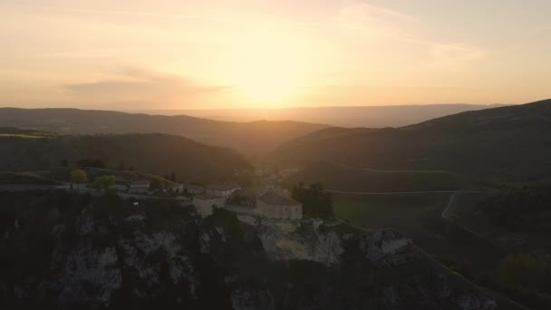 Flygfoto över Santa Casilda helgedomen vid solnedgången, La Bureba Burgos provinsen, Kastilien-León . — Stockvideo