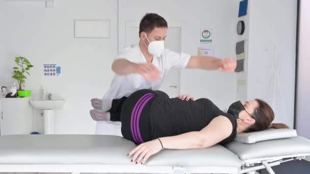 Physiothérapeute étirant le patient sur une table de massage à l'hôpital. — Video