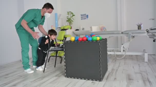 脑瘫患儿在儿童治疗中心接受理疗.残疾男童在康复中心与物理治疗师进行训练. — 图库视频影像
