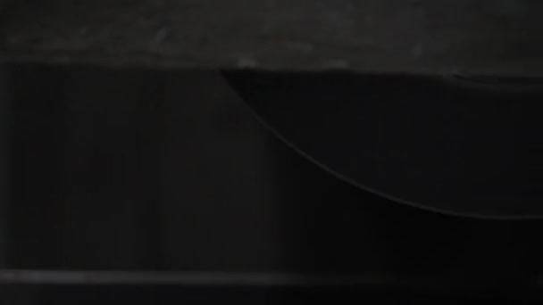 Шлифовальный станок работает на стальных заготовках литья искр на каждом проходе шлифовального камня - статическая камера, крупным планом — стоковое видео