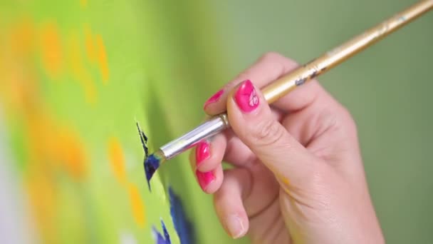 Close-up Shot of Female Artist Hand, Segurando Pincel de pintura e desenho Pintura a óleo. Pintor Contemporâneo Criando Peça abstrata moderna de belas artes. — Vídeo de Stock