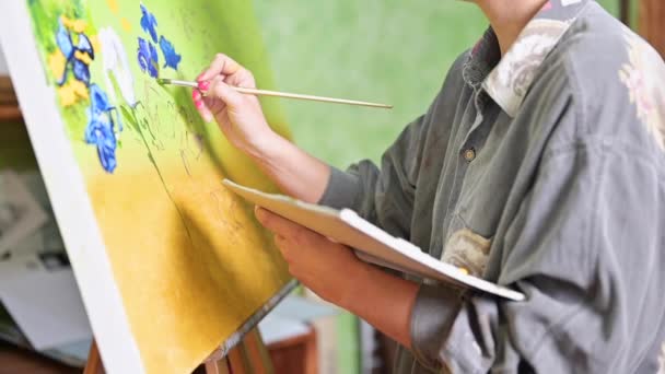 Vrouwelijke kunstenares Hand, houden Paint Brush en tekenen Olieverf. Hedendaagse schilder het creëren van stuk van beeldende kunst. — Stockvideo