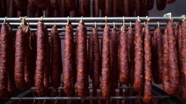 Tipik kurutulmuş İspanyol sosisi Chorizo 'nun et işleme tesisi deposunda askıda asılı görüntüsü..