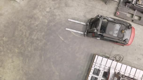 Вид с воздуха на интерьер промышленного завода по переработке металла. — стоковое видео