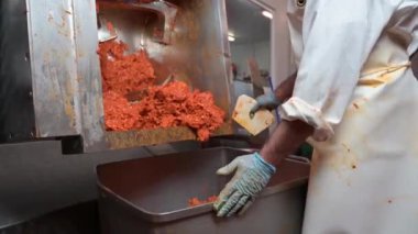 Bir et fabrikasında sosis üretmek için çalışan işçiler.