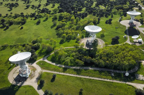 Вид с воздуха на большую телекоммуникационную антенну или спутниковую антенну радиотелескопа. Высокое качество фото — стоковое фото
