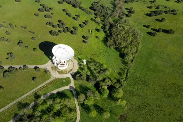 Luchtopname van grote telecommunicatie antenne of radiotelescoop satellietschotel. Hoge kwaliteit foto — Stockfoto