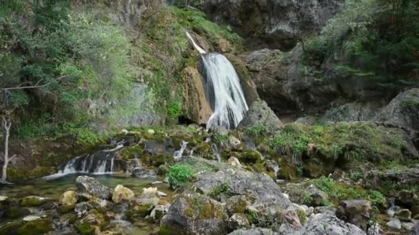 Cachoeira no nascimento do Rio Mundo em Riopar, Albacete, Espanha — Vídeo de Stock