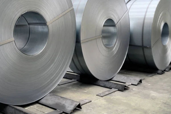 Rollos de chapa de acero en una planta, bobina de acero galvanizado — Foto de Stock