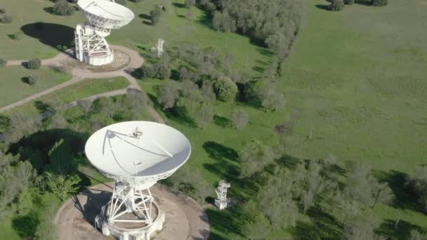 Вид с воздуха на большую телекоммуникационную антенну или спутниковую антенну радиотелескопа. Высококачественные 4k кадры. — стоковое видео