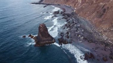 İspanya 'nın Kanarya Adaları, Tenerife Adası' ndaki uzak ve vahşi Benijo plajının havadan görüntüsü.