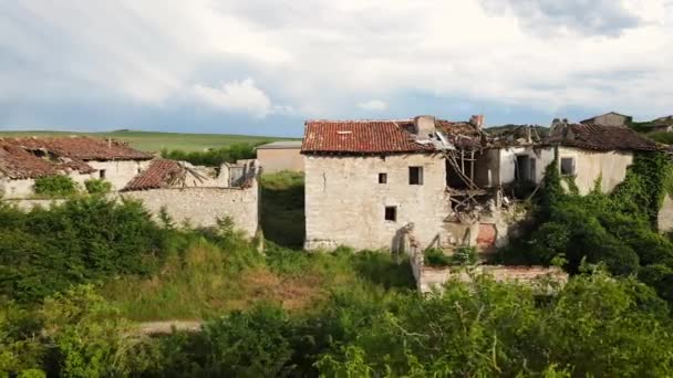 Vista aérea de una ciudad abandonada y despoblada en la provincia de Burgos, España — Vídeos de Stock