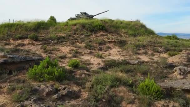 Luchtfoto van een oude tank op de top van de heuvel — Stockvideo