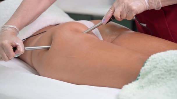 Femme ayant un traitement cosmétique de beauté galvanique dans le spa. Thérapeute appliquant un courant basse fréquence — Video
