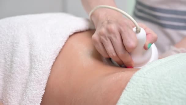 Frau erhält Ultraschall-Kavitationsbehandlung durch Kosmetikerin. Klientin genießt Anti-Cellulite-Verfahren im Schönheitssalon. — Stockvideo