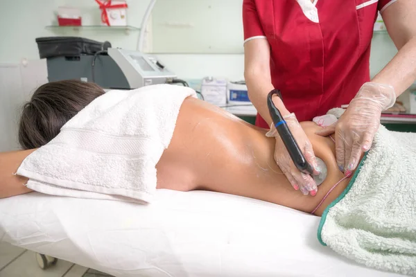 Cuerpo de radiofrecuencia Tratamiento en salón de belleza. —  Fotos de Stock