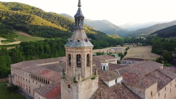 Widok z lotu ptaka słynnego klasztoru Yuso w San Millan de la Cogolla, La Rioja, Hiszpania. To miejsce narodzin języka hiszpańskiego.. — Wideo stockowe