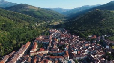 İspanya, La Rioja 'daki Ezcaray köyünün havadan görünüşü.