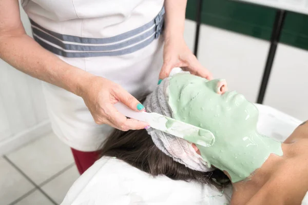 Gros plan de la femme appréciant masque cosmétique pour le visage dans le salon de beauté professionnel. Traitement relaxant en médecine et concepts de spa. — Photo