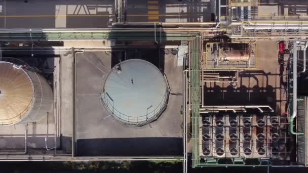 Zicht vanuit de lucht op chemische fabriek met veel opslagtanks, ventilatoren en pijpleidingen. — Stockvideo