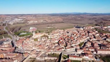 Lerma 'nın havadan görünüşü, Burgos eyaletinin ortaçağ köyü, Castilla y Leon, İspanya. Yüksek kalite 4k görüntü