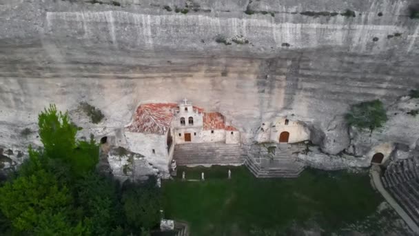Flygfoto över ett kapell i en grotta. Ojo Guarena, Burgos. Spanien — Stockvideo