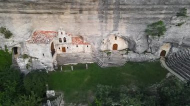 Mağaradaki Kadim kilisesinin havadan görünüşü. Ojo Guarena, Burgos. İspanya