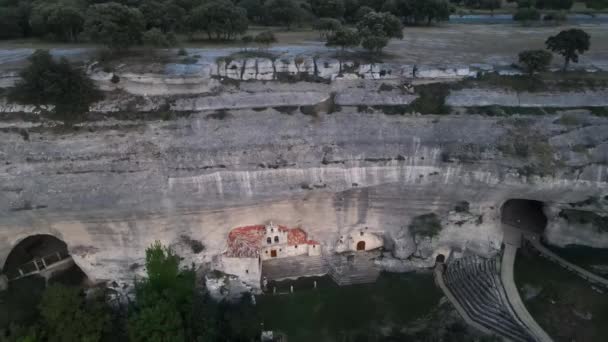 Luftaufnahme einer antiken Kapelle in einer Höhle. Ojo Guarena, Burgos. Spanien — Stockvideo