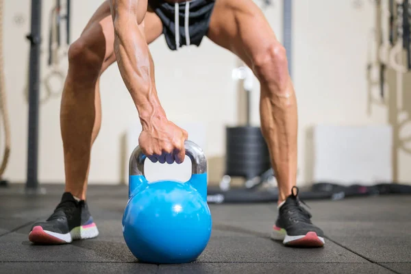 Close-up van een gespierde man tillen zware kettlebell — Stockfoto