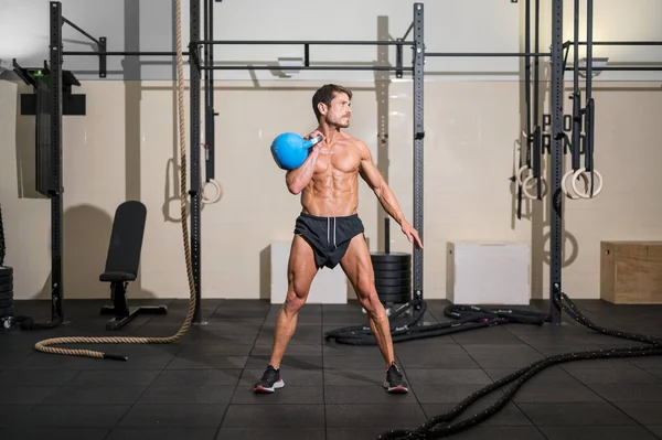 Muscular athletic bodybuilder fitness model posing after exercises in gym. — Stock Photo, Image