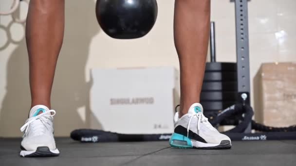 Close-up van een gespierde man tillen zware kettlebell — Stockvideo