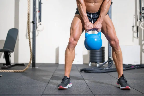 Young muscular man training with kettlebells. — Stock Photo, Image