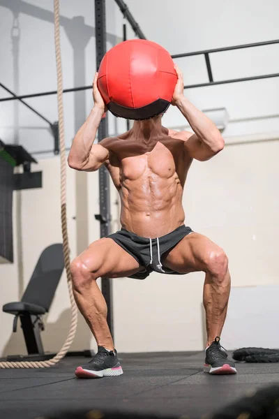Muscular Man Doing Exercise With Medicine Ball In Gym. — Stock Photo, Image