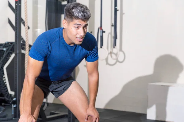 Fit jongeman zweten na een sportschool workout sessie — Stockfoto