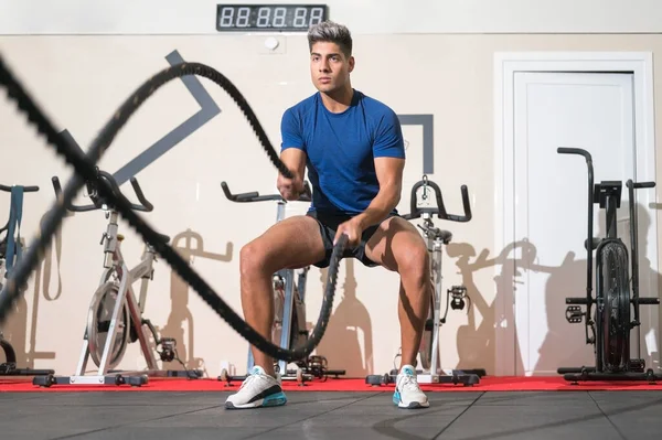 Man aan het trainen met touw in de functionele fitnessruimte. — Stockfoto