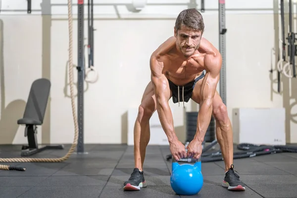 Jonge fit man training met kettlebells. — Stockfoto