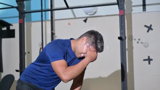 Fit junger Mann schwitzt nach Fitnesstraining — Stockvideo