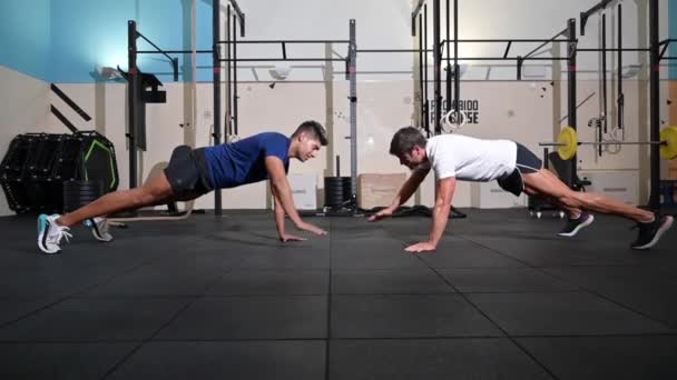 Dua orang yang kuat melakukan push-up di gym. — Stok Video