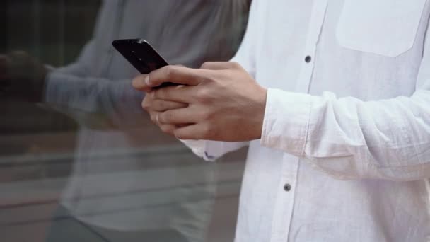 Close up Man sms 'en op mobiele telefoon — Stockvideo