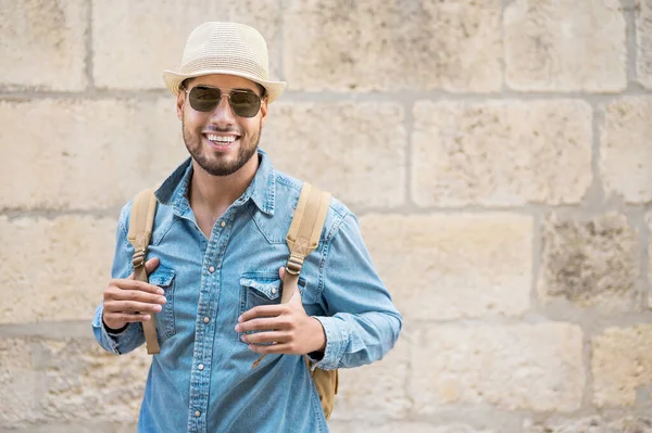 Стильный бородатый мужчина в шляпе, позирующий перед камерой, путешествием и концепцией. — стоковое фото