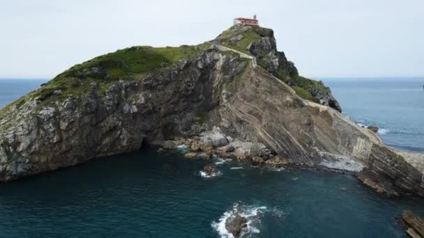 Uitzicht vanuit de lucht op een prachtig landschap in San Juan de Gaztelugatxe eilandje op een zonnige dag, kust van Biskaje, Spanje. — Stockvideo