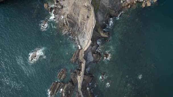 Flygfoto över ett fantastiskt landskap i San Juan de Gaztelugatxe ön på en solig dag, kusten i Biscay, Spanien. — Stockvideo