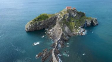 Güneşli bir günde İspanya 'nın Biscay sahilinde San Juan de Gaztelugatxe adasının çarpıcı manzarası..