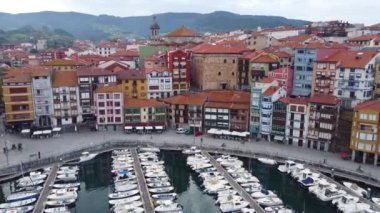 İspanya 'nın Bask bölgesindeki ünlü Bermeo balıkçı kasabasının hava manzarası.