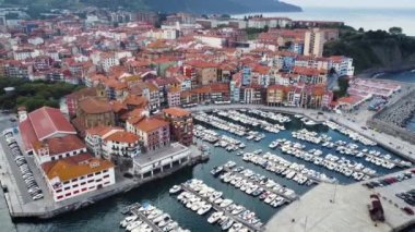 İspanya 'nın Bask bölgesindeki ünlü Bermeo balıkçı kasabasının hava manzarası.