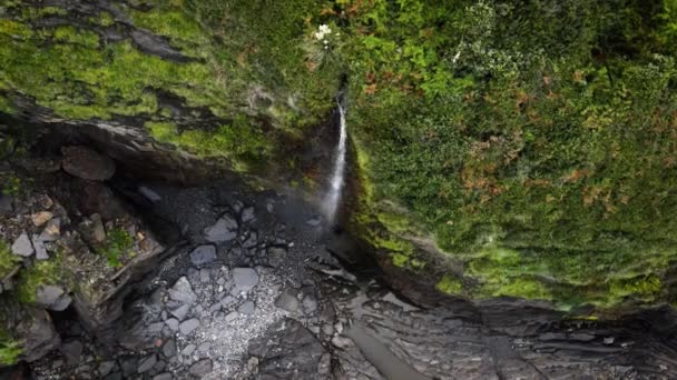 Cachoeira derrama-se por águas costeiras íngremes na costa do País Basco, Espanha. — Vídeo de Stock