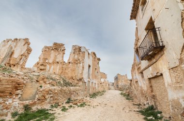 belchite terkedilmiş kasabadan ana cadde. İspanyol iç savaşı, Zaragoza, İspanya sırasında tahrip edildi.