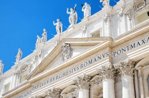 Detalle de la fachada de la Basílica de San Pedro, en la Ciudad del Vaticano, Italia — Foto de Stock